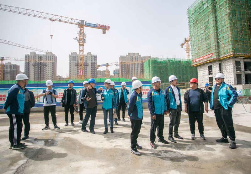 6.開新局——項目工程經理帶領與會人員參觀施工現(xiàn)場